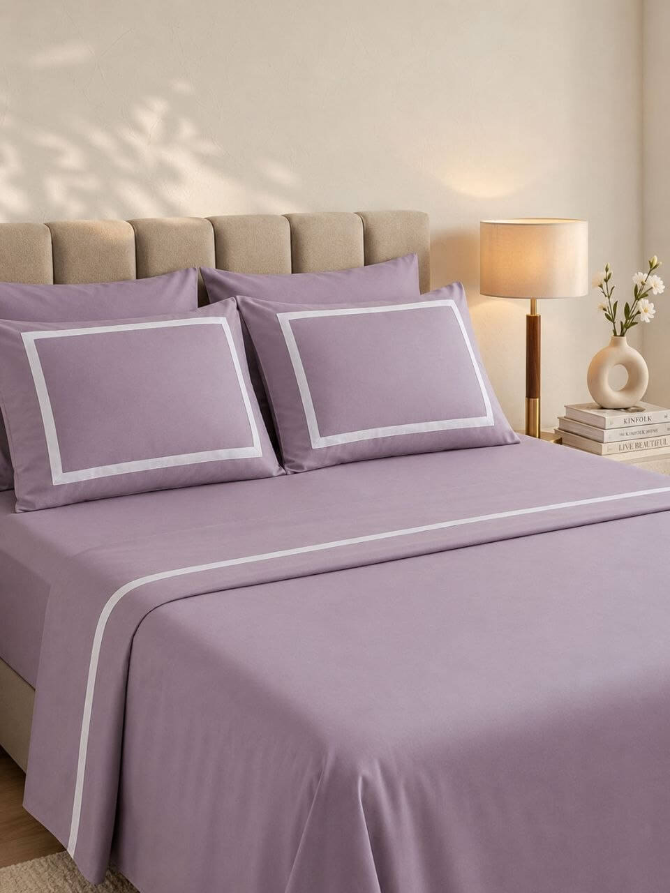 طقم ملايات أبيض بإطار لافندر – 7 قطع ✨💜